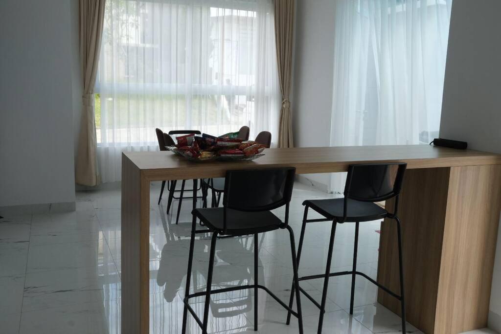 Villa 55 With Pool, Karaoke And Rooftop Bogor Eksteriør bilde